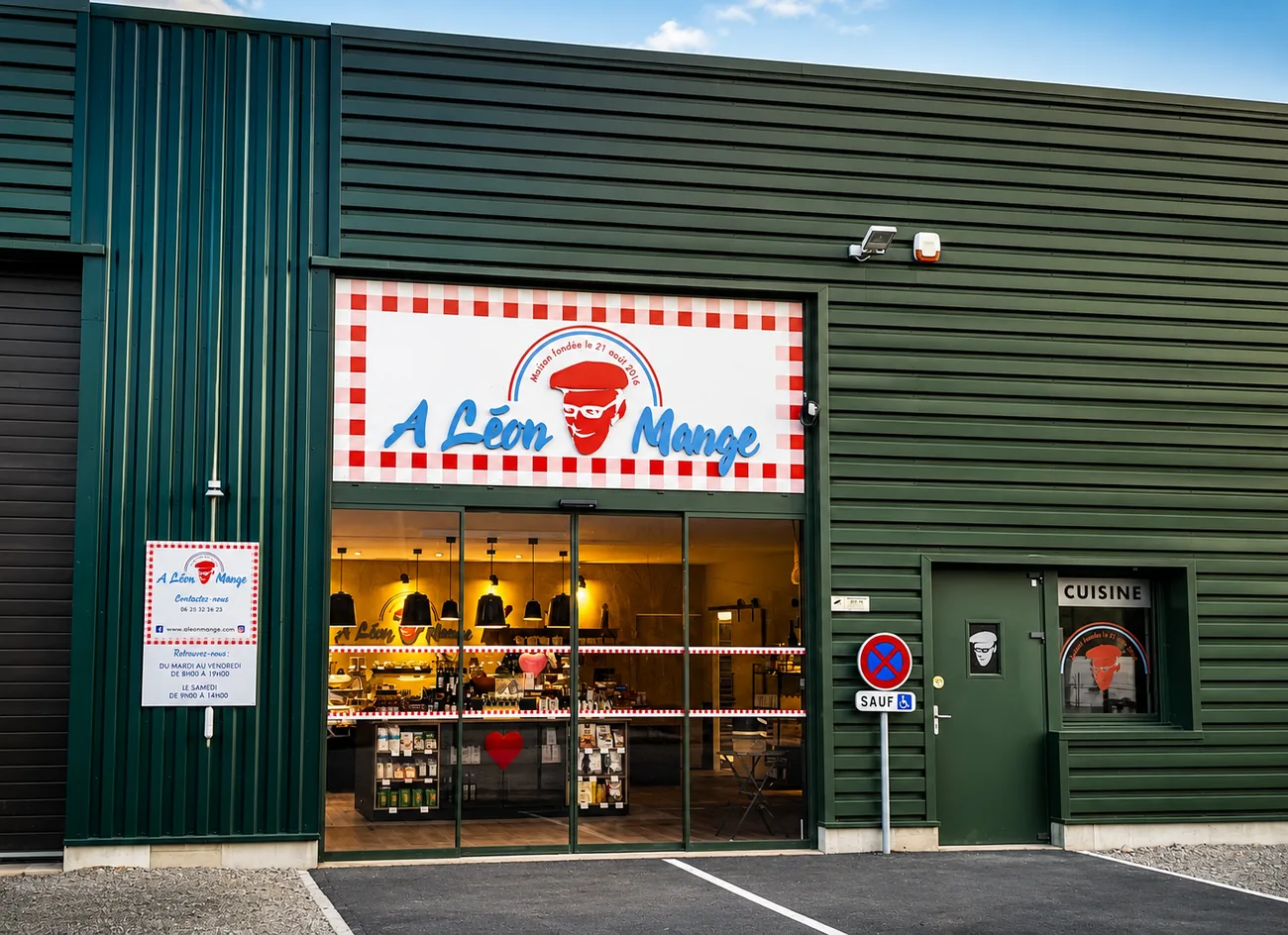 La façade verte de la boutique A Léon Mange à Létra
